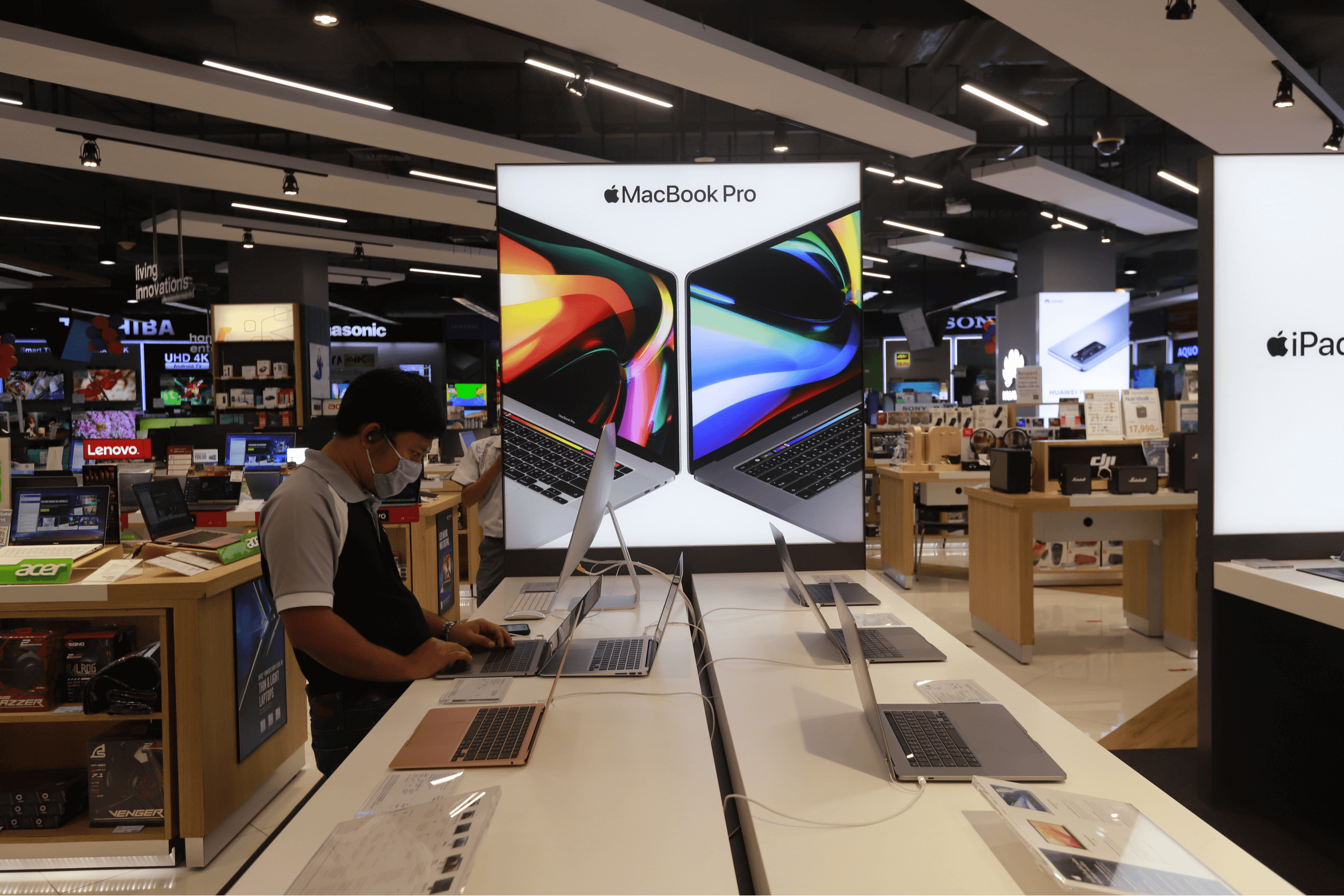 Studio7 shop in Central Plaza KhonKaen sales Macbook, iPhone, iMac, iPadpro, speakerphone for Apple products It is a premium reseller of Apple Inc in Thailand.