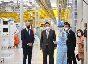 US President Joe Biden tours the Samsung Electronics factory alongside South Korean President Yoon Suk-yeol (C) and Samsung Electronics Vice Chairman Lee Jae-yong (2nd-R) in Pyeongtaek on May 20, 2022. (Photo by SAUL LOEB / AFP)