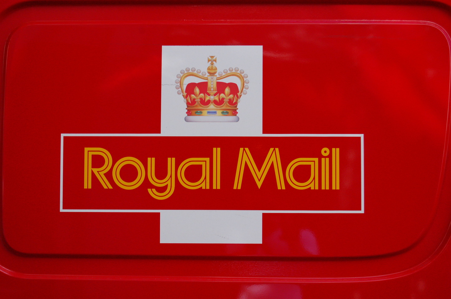 Royal Mail cyberincident paralyzes service.