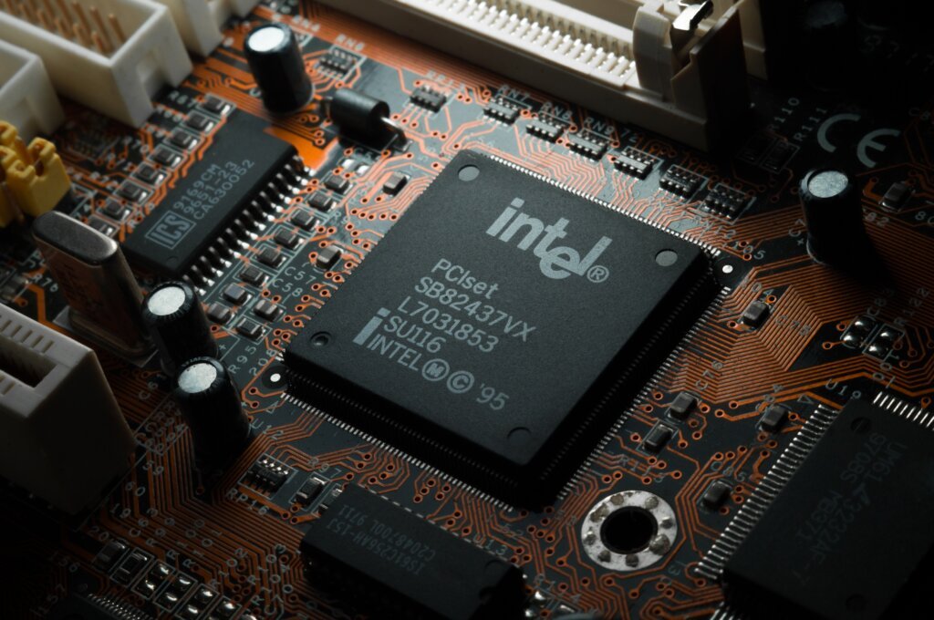 Intel to manufacture future custom 5G SoC for Ericsson on 18A process technology.  Source: Shutterstock