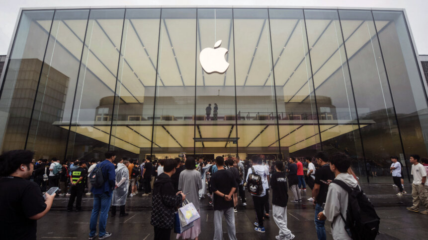 People line up to purchase newly-launched iPhone 15 mobile phones at an Apple store in Hangzhou, in China's eastern Zhejiang province on September 22, 2023. (Photo by AFP) / China OUT