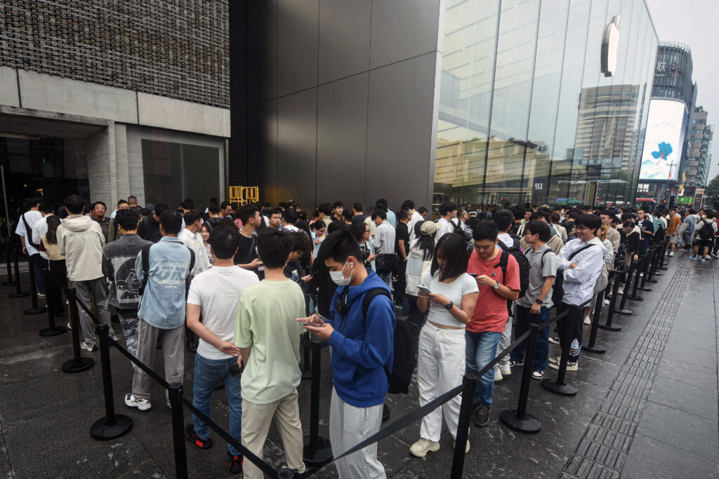 People line up to purchase newly-launched iPhone 15 mobile phones at an Apple store in Hangzhou, in China's eastern Zhejiang province on September 22, 2023. (Photo by AFP) / China OUT