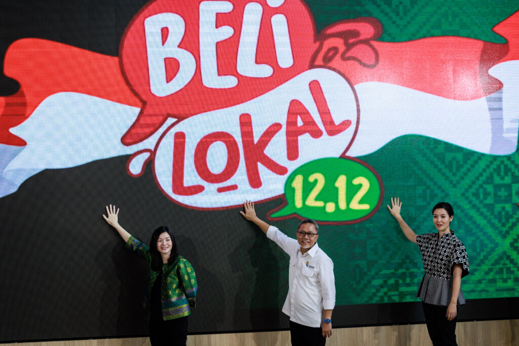 Eksekutif e-commerce TikTok Indonesia Stephanie Susilo (kanan), Presiden Tokopedia Melissa Siska Jumento (kiri) dan Menteri Perdagangan Indonesia Zulkifli Hasan saat peluncuran kampanye Beli Lokal di Jakarta pada 12 Desember 2023. (Foto oleh Yasuyoshi Chiba)/AFP ) .