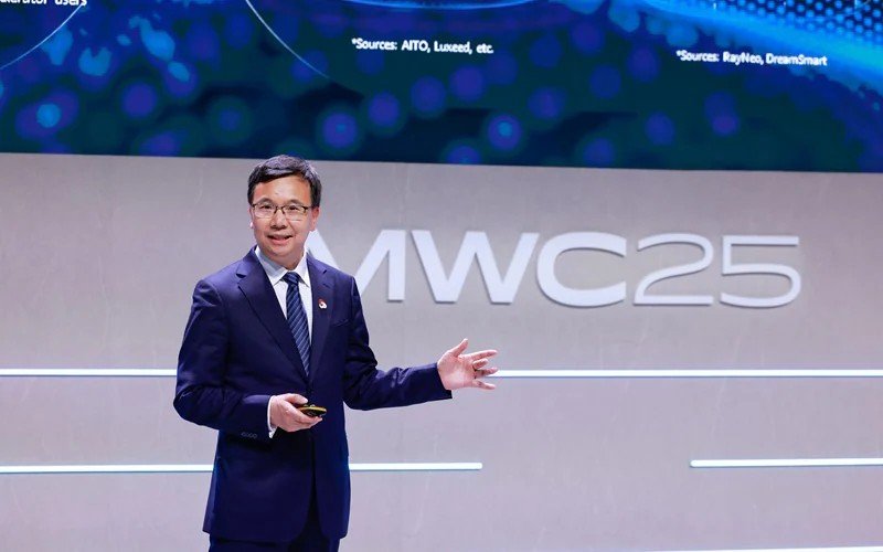 At the Huawei product & solution launch during MWC Barcelona 2025, Yang Chaobin, Huawei's Director of the Board and CEO of the ICT Business Group, launchees the company's AI-Centric Network solution.